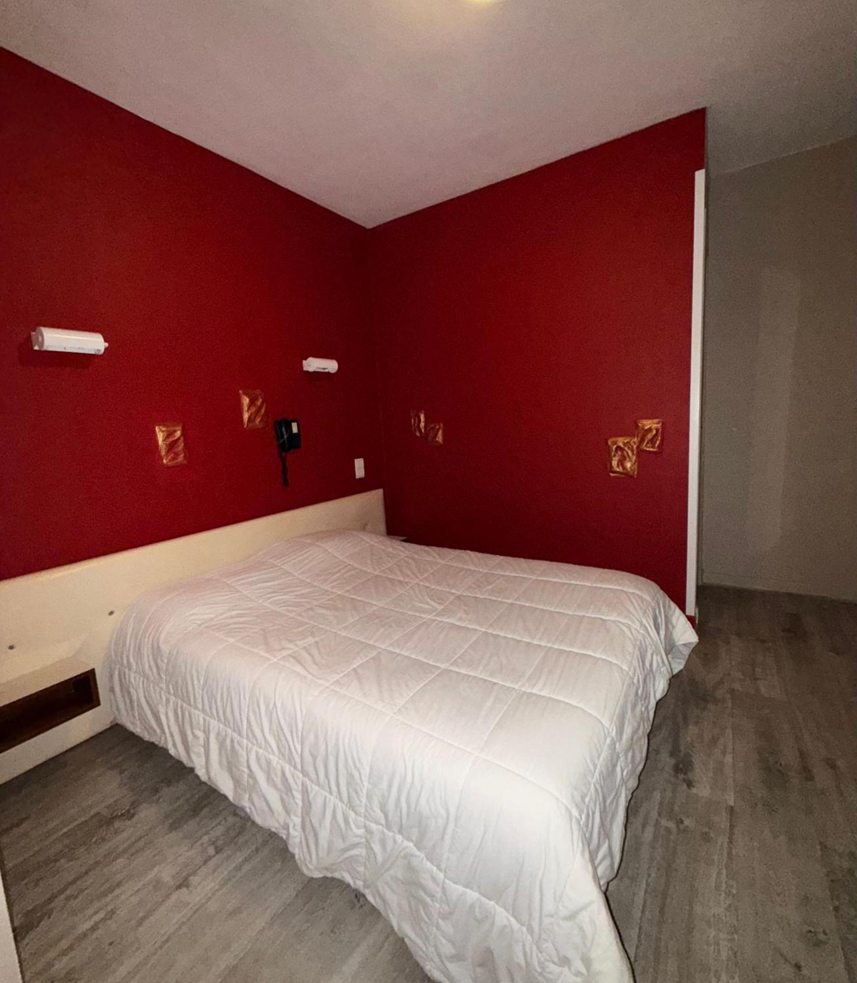 Le Relais De La Route Bleue Hotel Saint-Loup  Bagian luar foto